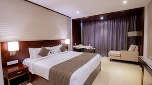 In-room safe, individually furnished, desk, laptop workspace
