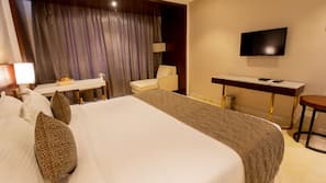 In-room safe, individually furnished, desk, laptop workspace