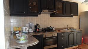 Full-sized fridge, oven, hob, coffee/tea maker