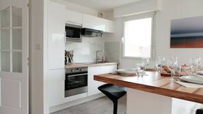 Réfrigérateur, micro-ondes, four, fourneau de cuisine