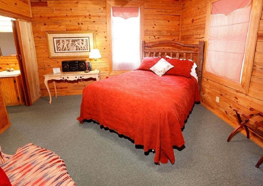 One Bedroom Log Cabin Pet Friendly in Eureka Springs, United States