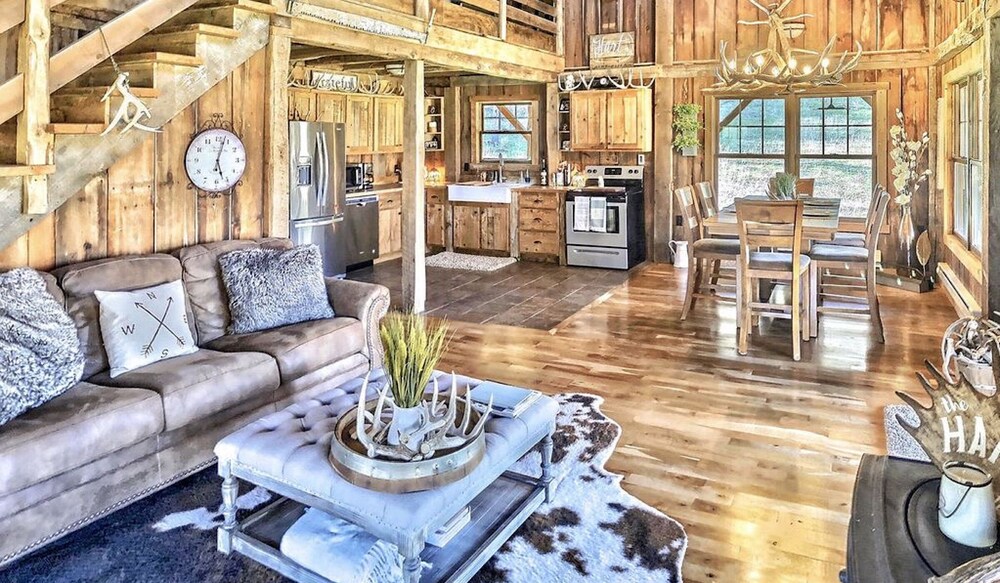 Barnwood Cabin Secluded Romantic Hot Tub In Decorah Hotel