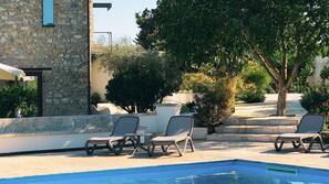 Piscina stagionale all'aperto, lettini