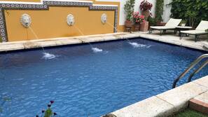 Piscine extérieure, chaises longues
