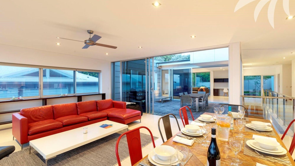 Sandras Beach House - Pacific Palms Holidays