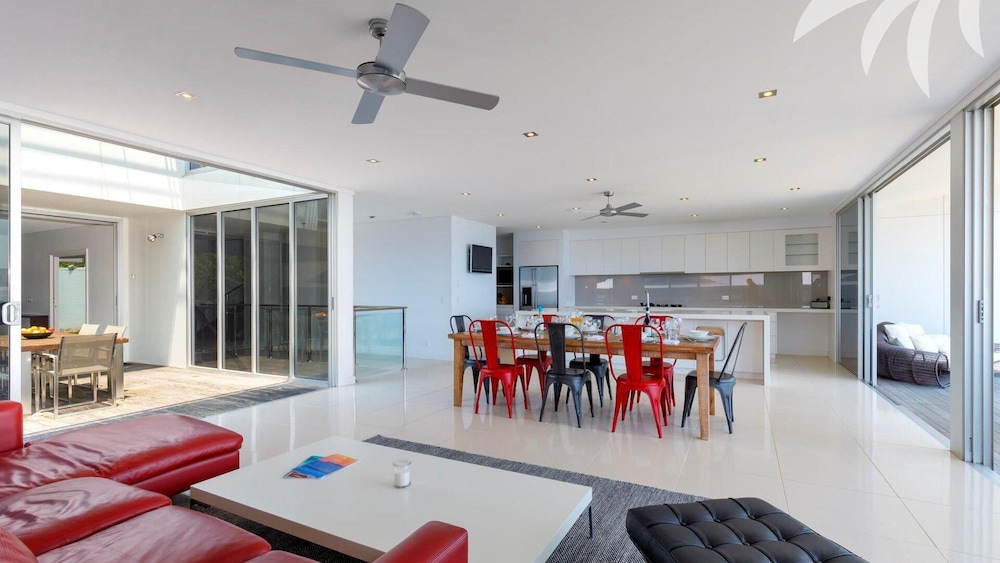 Sandras Beach House - Pacific Palms Holidays