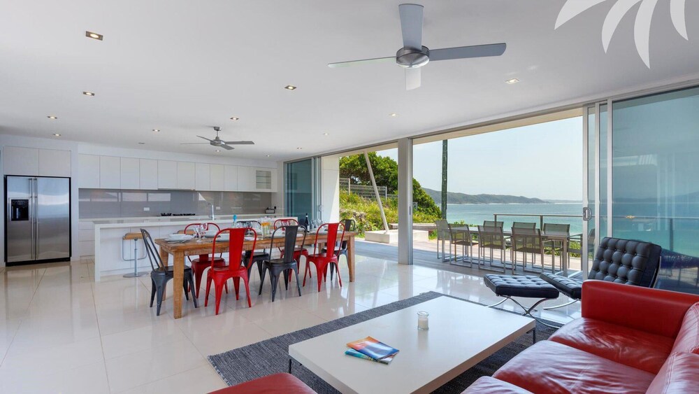 Sandras Beach House - Pacific Palms Holidays
