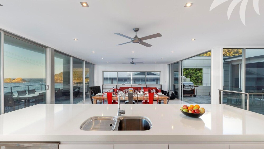 Sandras Beach House - Pacific Palms Holidays