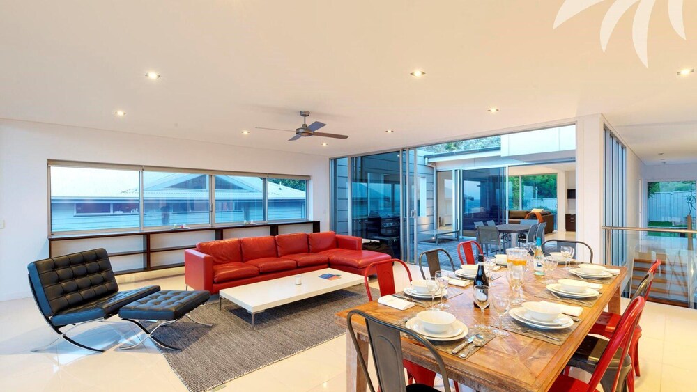 Sandras Beach House - Pacific Palms Holidays