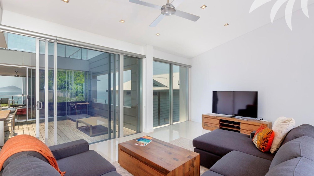 Sandras Beach House - Pacific Palms Holidays