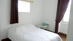 1 chambre, fer et planche à repasser