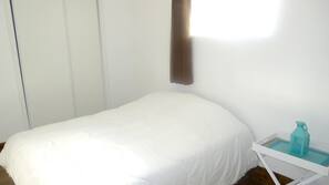 1 chambre, fer et planche à repasser