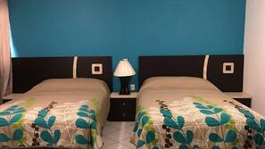 1 dormitorio, cortinas opacas, ropa de cama