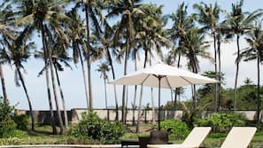 Kolam Renang Luar Ruangan