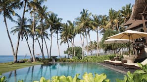 Kolam Renang Luar Ruangan