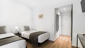 Decoración individual, escritorio, espacio para trabajar con un portátil