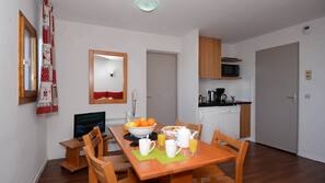 Frigorífico, microondas, placa de cocina y lavavajillas