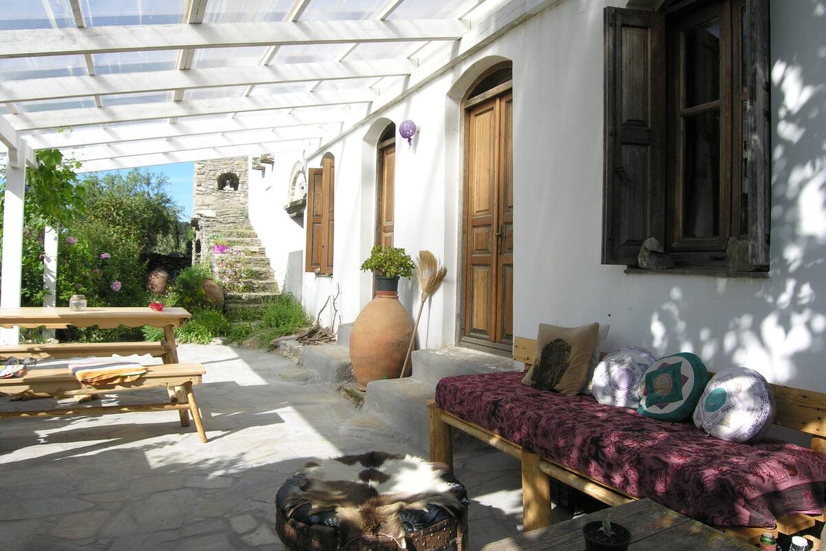 Old Farmhouse Spacious Open Kitchen A Room With Two Single Beds And A Bedroom With A Double Bed In The Shed Next To The House Bathroom With Toilet And Shower Ikaria Hotelbewertungen