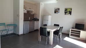 Microwave, hob, coffee/tea maker, electric kettle