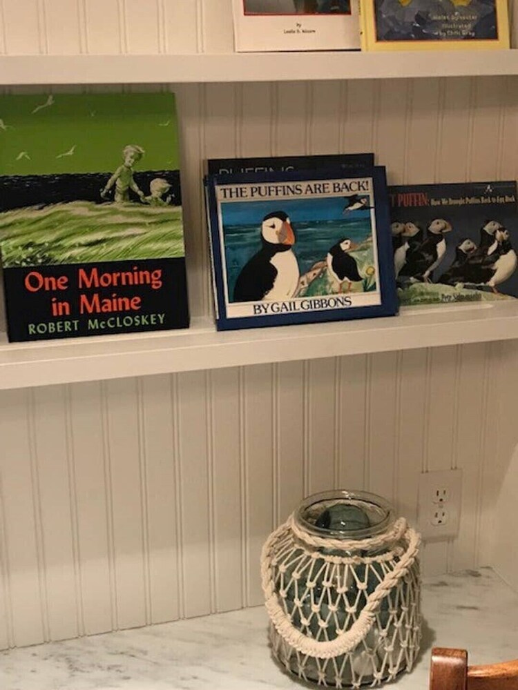 Lovely Cape Elizabeth Family Home 3 to 5 miles to Portland & Beaches