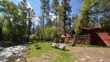 Upper Canyon Lodging Co Snowy River Comfy Cabin On The River