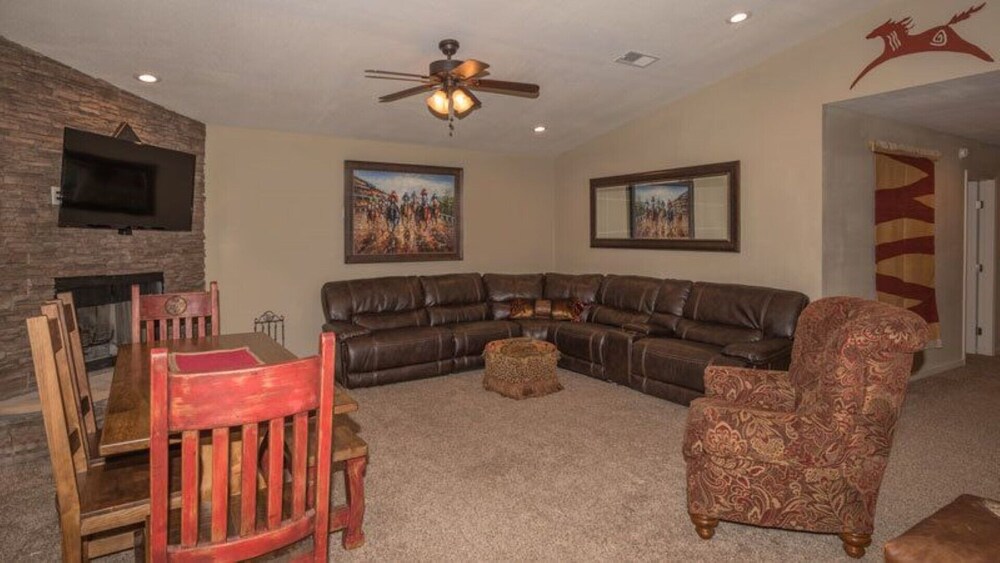 Upper Canyon Lodging Co River View River Cabin Perched Up