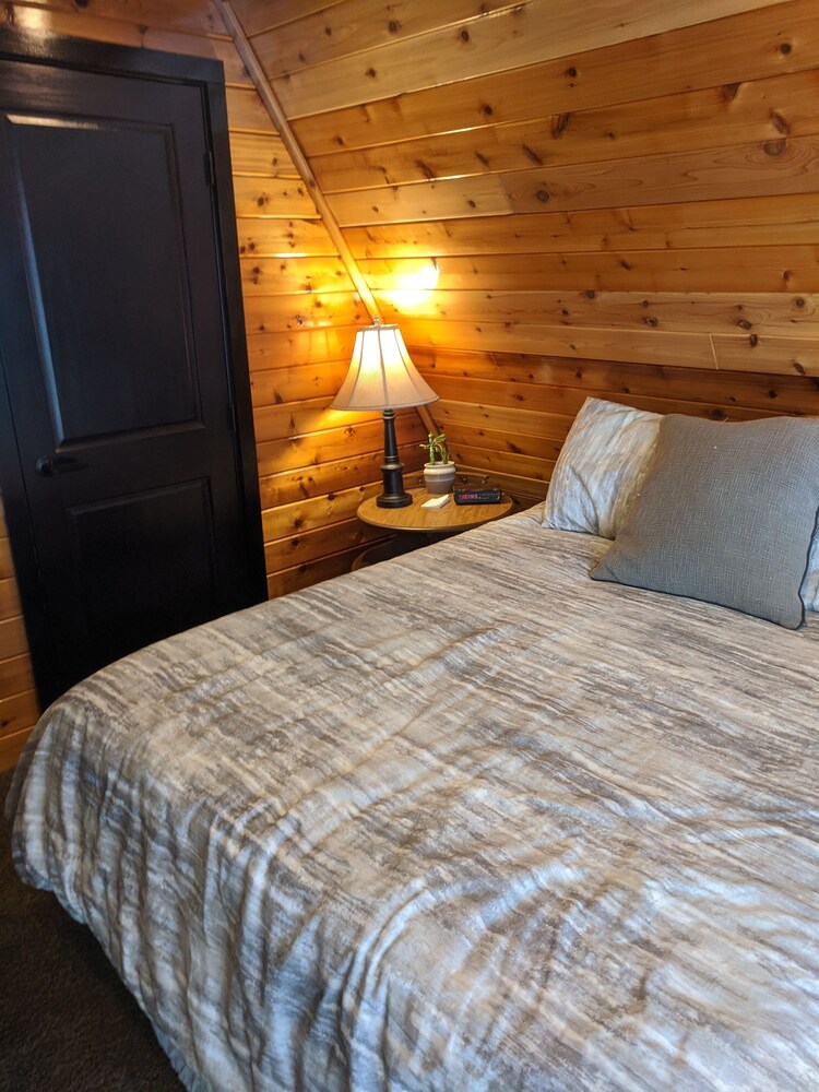 Cabin Home in the City! Eau Claire Vrbo