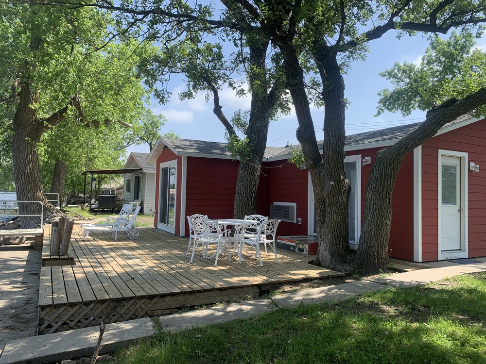Immaculate waterfront cabin located in SW MN on Lake Shetek near Currie