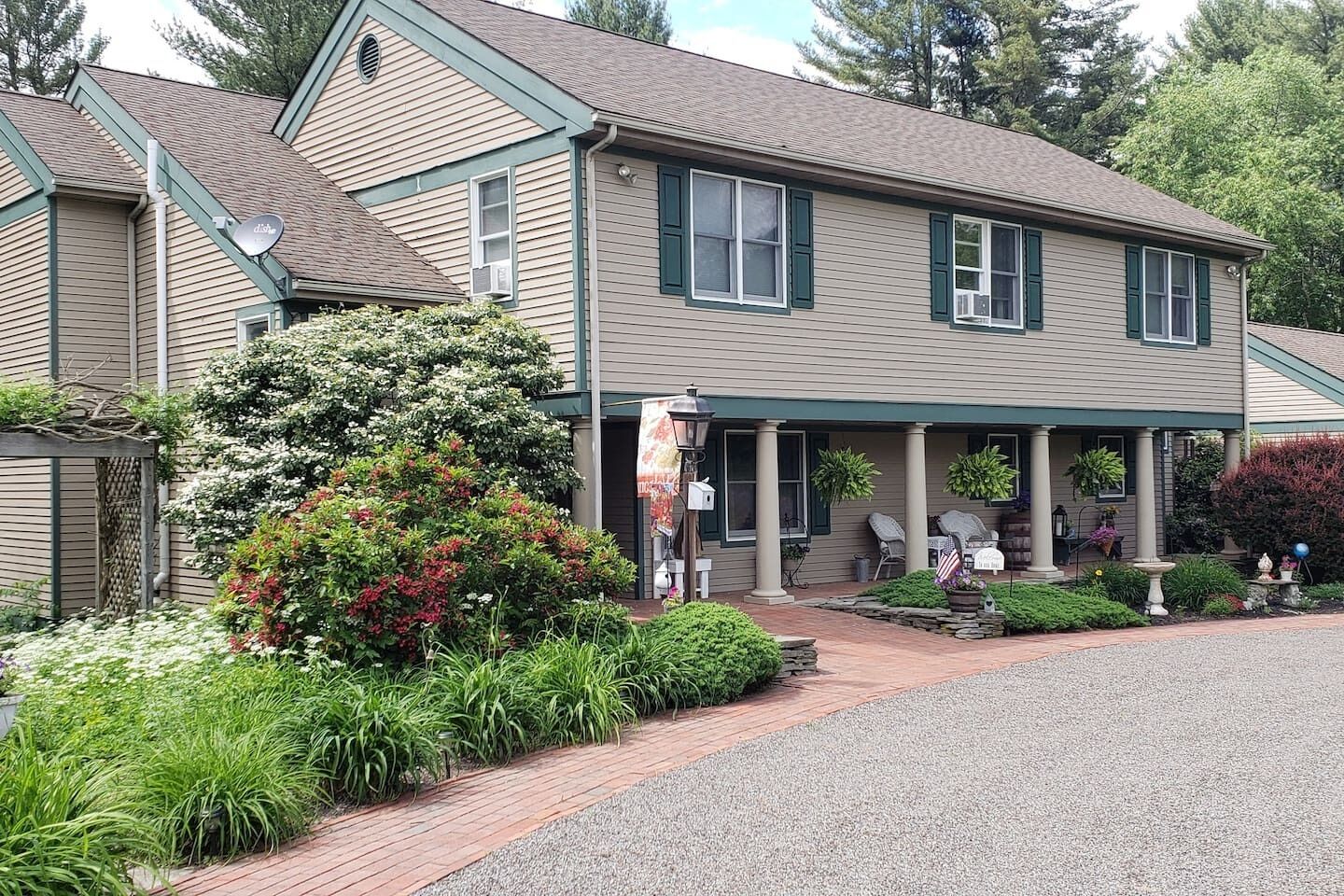 Traditionally Associated With The Bradford Family The Substantial Austerfield Manor House May Have Belonged To Willia Pilgrim Fathers House Styles Manor House