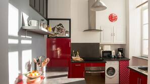 Een koelkast, een magnetron, een oven, een kookplaat