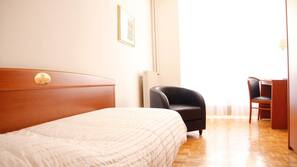 Een bureau, een laptopwerkplek, babybedden, gratis wifi