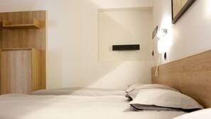 Een bureau, een laptopwerkplek, babybedden, gratis wifi