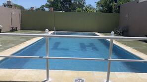 Una piscina al aire libre de temporada