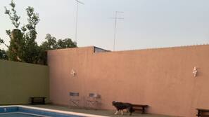 Una piscina al aire libre de temporada