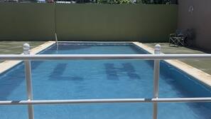 Una piscina al aire libre de temporada