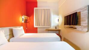 Escrivaninha, cortinas blackout, Wi-Fi de cortesia, roupa de cama