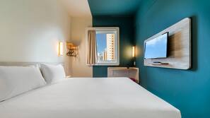Escrivaninha, cortinas blackout, Wi-Fi de cortesia, roupa de cama