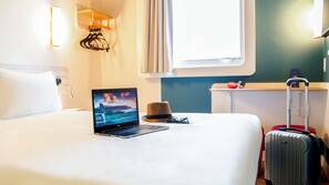 Escrivaninha, cortinas blackout, Wi-Fi de cortesia, roupa de cama