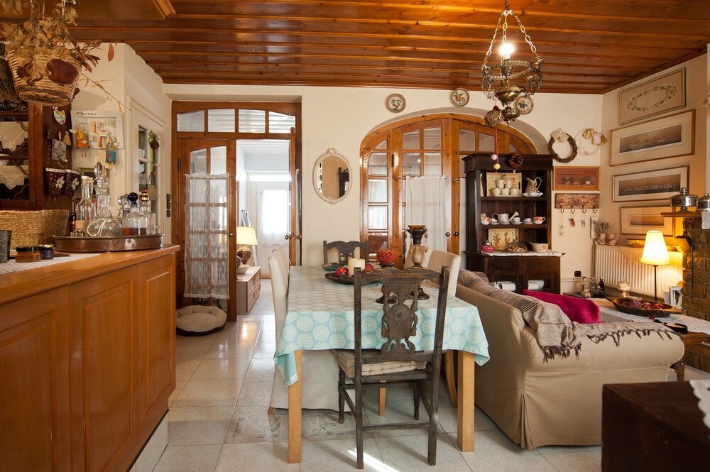 Traditional Captain S House With Two Floors For Up To 7 People In