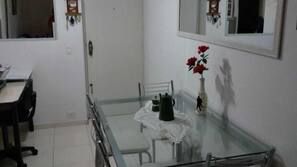 Micro-ondas, cafeteira/chaleira, talheres/pratos/utensílios de cozinha