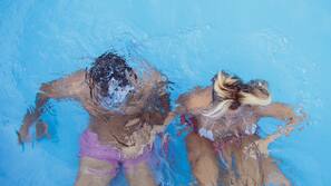 Una piscina al aire libre de temporada (de 8:00 a 0:00), sombrillas