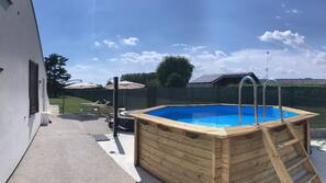 Una piscina al aire libre de temporada (de 8:00 a 0:00), sombrillas