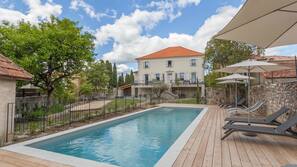Piscine extérieure (ouverte en saison)