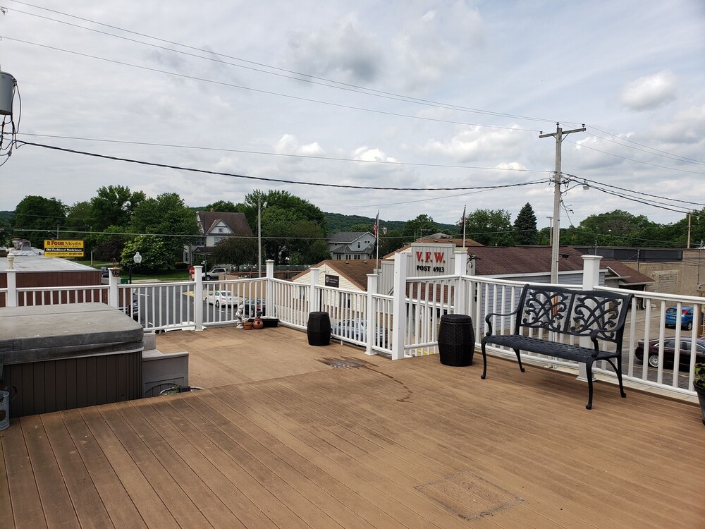 Downtown ChatfieldLovely 2nd Fl Loft (2 Bdrm/1 bath) w/Private Deck