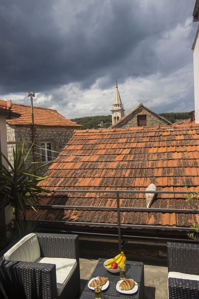 Apartments Jakša in Jelsa, Croatia