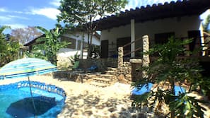 Una piscina al aire libre, tumbonas