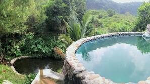 Una piscina al aire libre, tumbonas