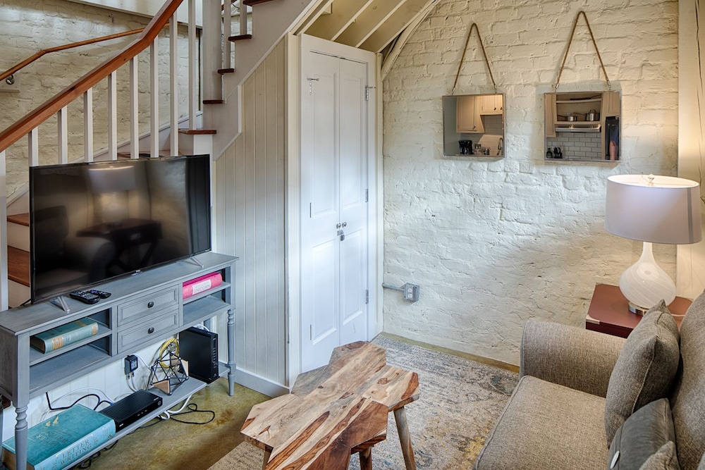 Gordon St Suites Carriage House 1 Bedroom 1 Bathroom Cottage