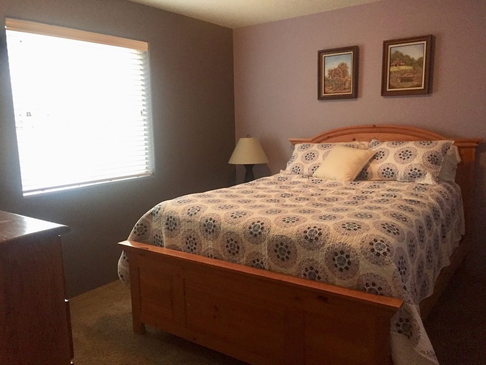 3 bedrooms, 2 bathrooms Sisters Vrbo