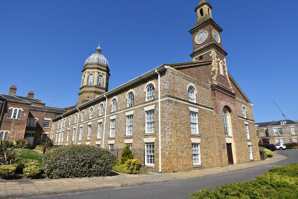 Princess Park Manor Shared Luxury Apartment Deals & Reviews (London